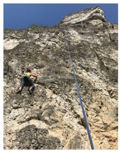 Foto Mädchen beim Klettern im Fels